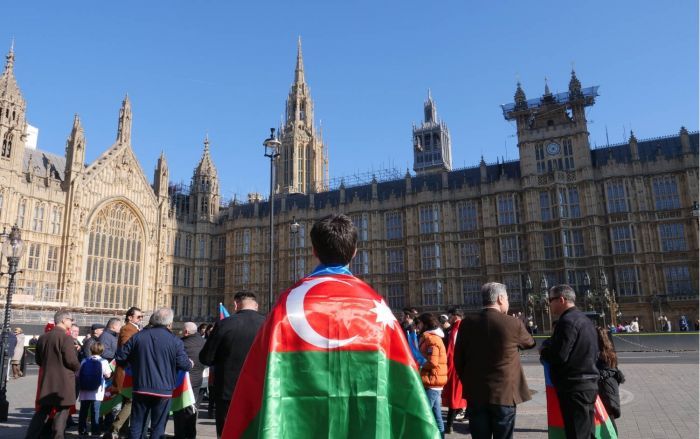 Azərbaycanlılar Xocalı soyqırımının 27-ci ildönümü ilə əlaqədar Londonda yürüş-mitinq keçiriblər - FOTO - VİDEO