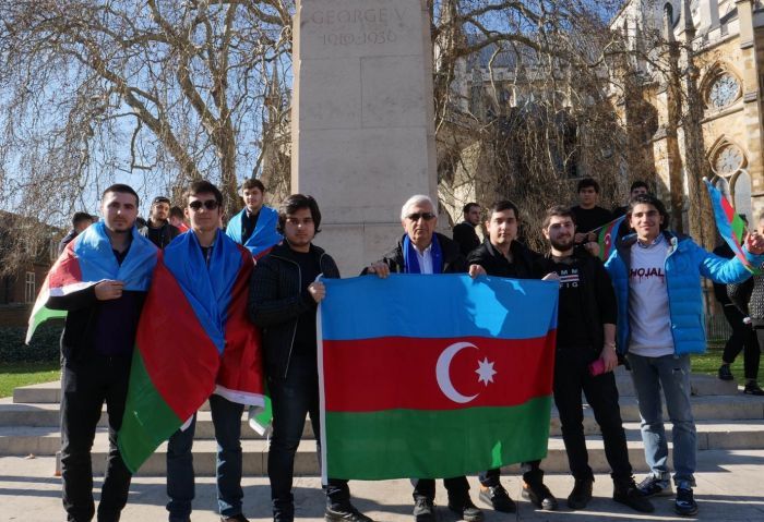 Azərbaycanlılar Xocalı soyqırımının 27-ci ildönümü ilə əlaqədar Londonda yürüş-mitinq keçiriblər - FOTO - VİDEO
