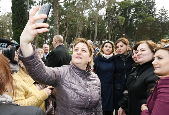 Prezident və birinci xanım Bakı sakinləri ilə görüşüb, selfi çəkdiriblər - FOTO