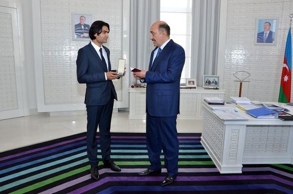 Nazir Balakişi Qasımova “Tərəqqi” medalını təqdim etdi 