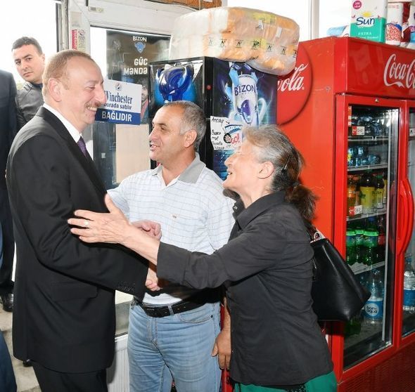 İlham Əliyev Bakıda marketdə - FOTO