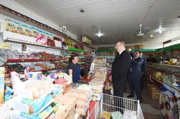 İlham Əliyev Bakıda marketdə - FOTO