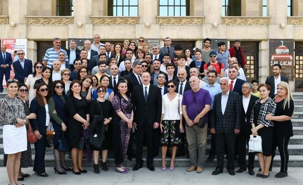 Prezident Ramiz Novruzla görüşdü: Uzaqdan gördü, məni yanına çağırdı