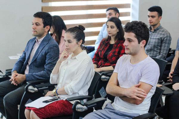 Fuad Muradov “Xaricdə magistr təhsilinin maliyyələşdirilməsi” müsabiqəsinin qalibləri ilə görüşüb