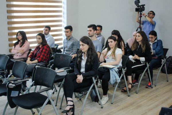 Fuad Muradov “Xaricdə magistr təhsilinin maliyyələşdirilməsi” müsabiqəsinin qalibləri ilə görüşüb