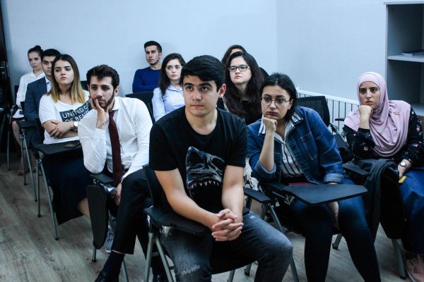 Fuad Muradov “Xaricdə magistr təhsilinin maliyyələşdirilməsi” müsabiqəsinin qalibləri ilə görüşüb