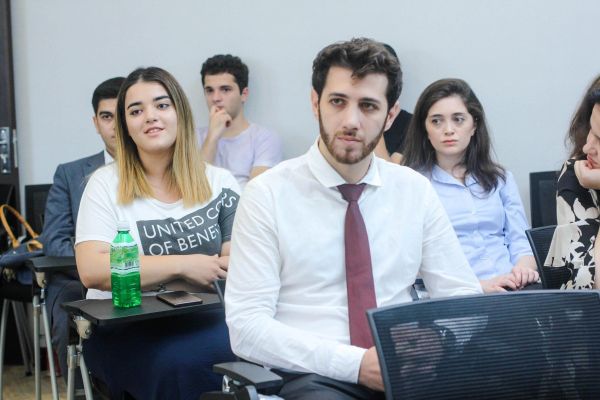 Fuad Muradov “Xaricdə magistr təhsilinin maliyyələşdirilməsi” müsabiqəsinin qalibləri ilə görüşüb