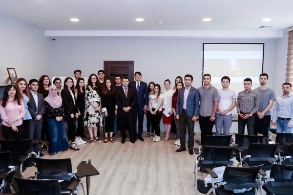 Fuad Muradov “Xaricdə magistr təhsilinin maliyyələşdirilməsi” müsabiqəsinin qalibləri ilə görüşüb