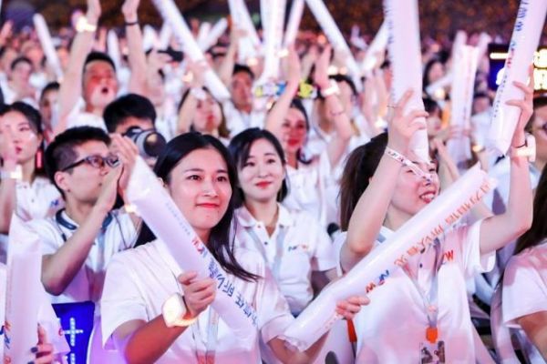 “Alibaba”nın qurucusu işçilərinə rok konserti verərək vidalaşdı - Video
