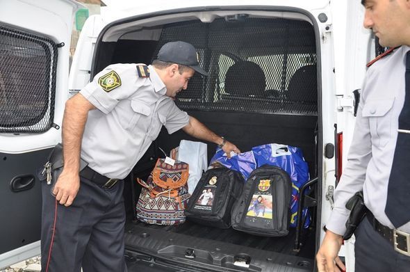 Göyçayda polis aztəminatlı ailələrin uşaqlarını sevindirdi - FOTO