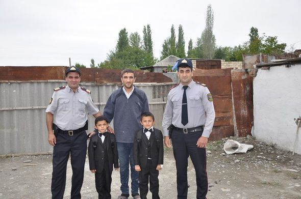 Göyçayda polis aztəminatlı ailələrin uşaqlarını sevindirdi - FOTO
