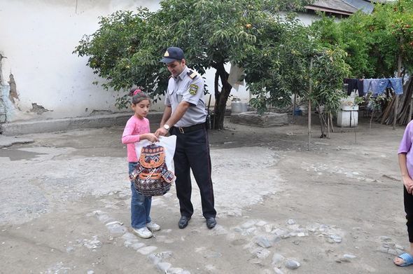 Göyçayda polis aztəminatlı ailələrin uşaqlarını sevindirdi - FOTO