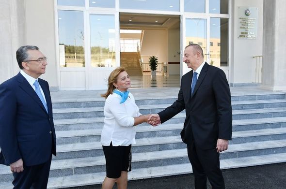 Prezident 208 nömrəli məktəbdə yaradılan şəraitlə tanış oldu