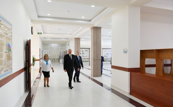 Prezident 208 nömrəli məktəbdə yaradılan şəraitlə tanış oldu