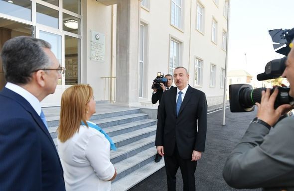 Prezident 208 nömrəli məktəbdə yaradılan şəraitlə tanış oldu