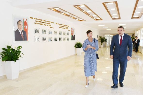 Mehriban Əliyeva  113 nömrəli məktəbdəki şəraitlə tanış oldu 