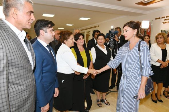Mehriban Əliyeva  113 nömrəli məktəbdəki şəraitlə tanış oldu 