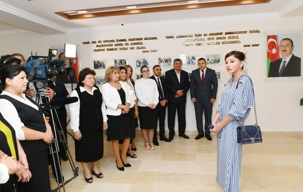 Mehriban Əliyeva  113 nömrəli məktəbdəki şəraitlə tanış oldu 
