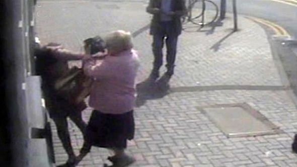 81 yaşlı qadın pulunu oğurlamaq istəyən gənc qızı döydü - FOTO/VİDEO