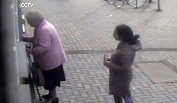 81 yaşlı qadın pulunu oğurlamaq istəyən gənc qızı döydü - FOTO/VİDEO