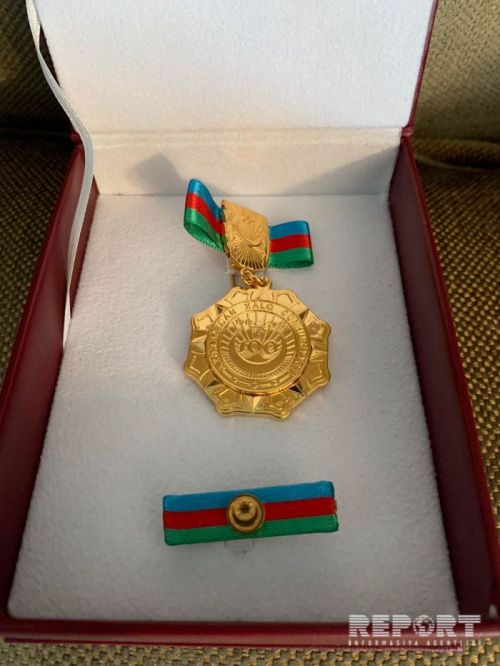 Fuad Muradov Xalq Cümhuriyyətinin 100 illik medalını Əlibəy Hüseynzadənin qızına təqdim edib - FOTO - VİDEO