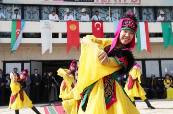 Azərbaycanın teatr kollektivi Oşda keçirilən festivalda iştirak edir - FOTO