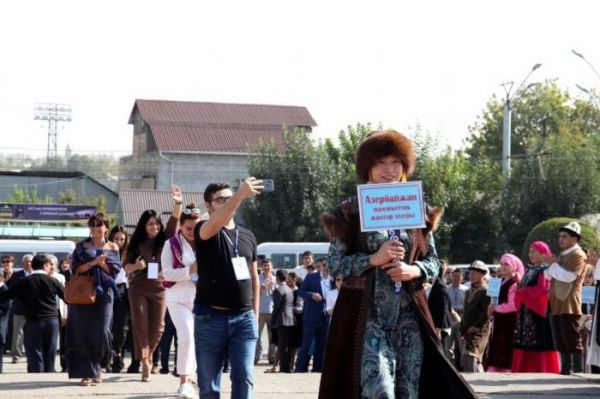 Azərbaycanın teatr kollektivi Oşda keçirilən festivalda iştirak edir - FOTO