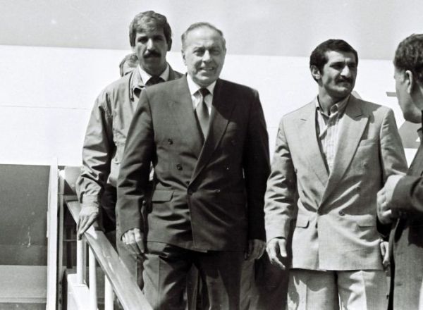 3 oktyabr - Heydər Əliyevin prezident seçildiyi gündür