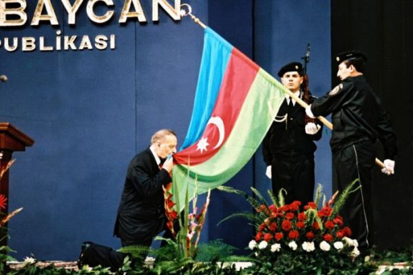 3 oktyabr - Heydər Əliyevin prezident seçildiyi gündür