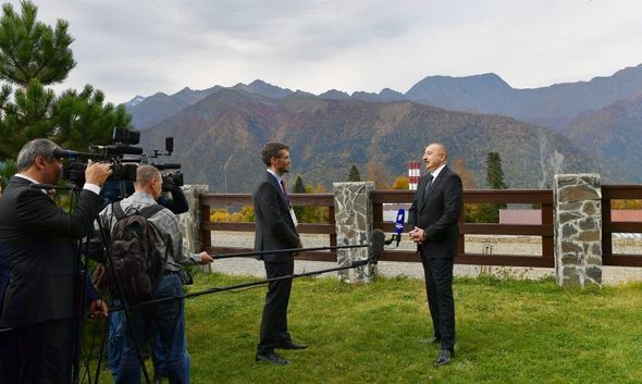 İlham Əliyev “Rossiya” və “Birinci” televiziya kanallarının müxbirlərinin suallarını cavablandırıb - FOTO