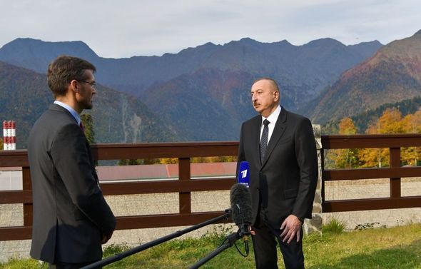 İlham Əliyev “Rossiya” və “Birinci” televiziya kanallarının müxbirlərinin suallarını cavablandırıb - FOTO