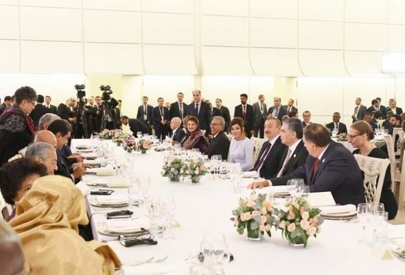 İlham Əliyev və xanımı dövlət və hökumət başçılarının şərəfinə verilən rəsmi ziyafətdə - FOTO