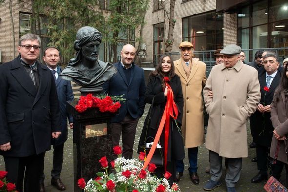 Leyla Əliyeva Moskvada İmaməddin Nəsiminin abidəsinin açılışında - FOTO