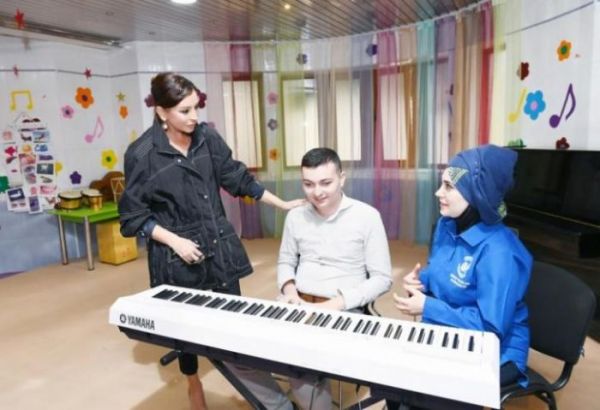 Mehriban Əliyeva Bakıdakı Autizm sindromlu uşaqlar üçün reabilitasiya Mərkəzində olub