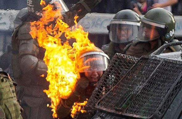 Çilidə “Molotov kokteyli” ataraq qadın polislər diri-diri yandırdılar - FOTO