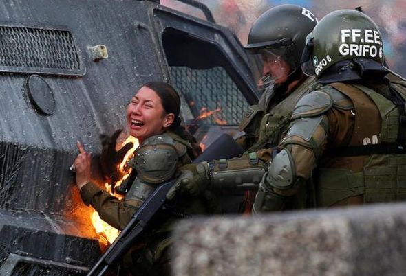 Çilidə “Molotov kokteyli” ataraq qadın polislər diri-diri yandırdılar - FOTO