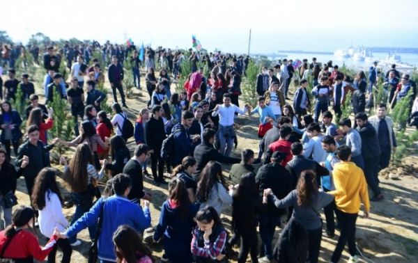 Prezident və xanımı  Bakının Xətai rayonunda ağacəkmə aksiyasında iştirak ediblər