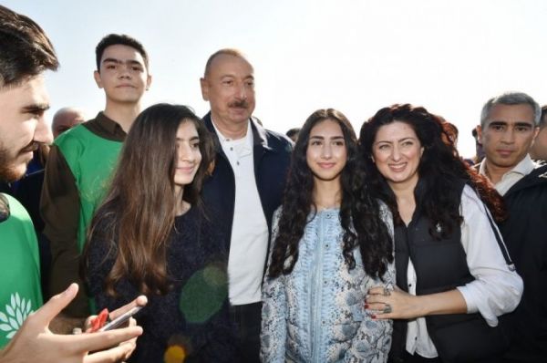 Prezident və xanımı  Bakının Xətai rayonunda ağacəkmə aksiyasında iştirak ediblər