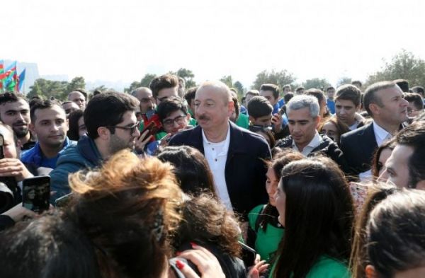 Prezident və xanımı  Bakının Xətai rayonunda ağacəkmə aksiyasında iştirak ediblər