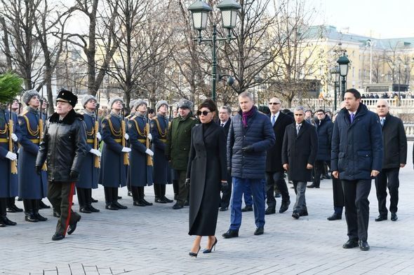 Mehriban Əliyeva Moskvada naməlum əsgərin məzarını ziyarət edib - FOTO