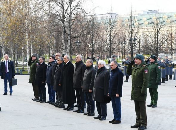 Mehriban Əliyeva Moskvada naməlum əsgərin məzarını ziyarət edib - FOTO