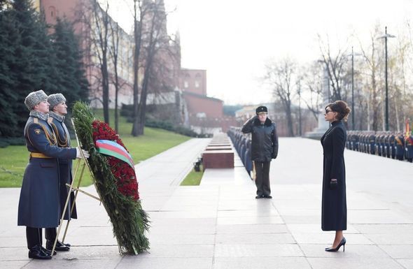 Mehriban Əliyeva Moskvada naməlum əsgərin məzarını ziyarət edib - FOTO