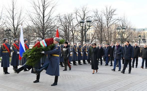 Mehriban Əliyeva Moskvada naməlum əsgərin məzarını ziyarət edib - FOTO