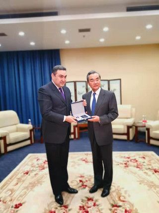 Çinin XİN başçısına Azərbaycanın “Diplomatik Xidmət Orqanlarının 100 illik yubiley medalı” təqdim olunub