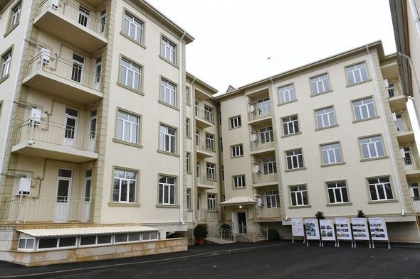 Ölkə başçısı Şamaxıda zəlzələdən zərər görmüş ailələr üçün yeni tikilmiş bina ilə tanış olub - FOTO