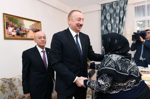 Ölkə başçısı Şamaxıda zəlzələdən zərər görmüş ailələr üçün yeni tikilmiş bina ilə tanış olub - FOTO