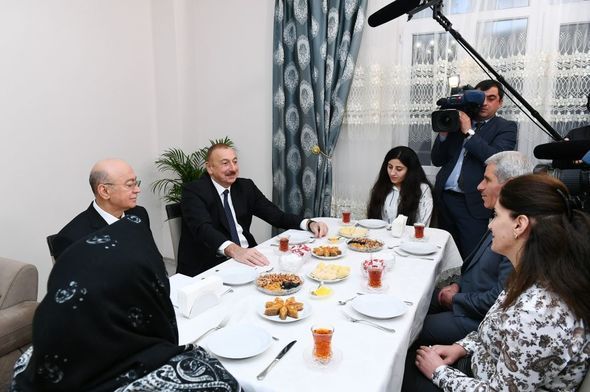Ölkə başçısı Şamaxıda zəlzələdən zərər görmüş ailələr üçün yeni tikilmiş bina ilə tanış olub - FOTO