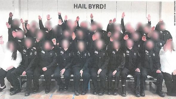 “Nasist salamlaması”na görə həbsxananın onlarla nəzarətçisi işdən qovulacaq - FOTO