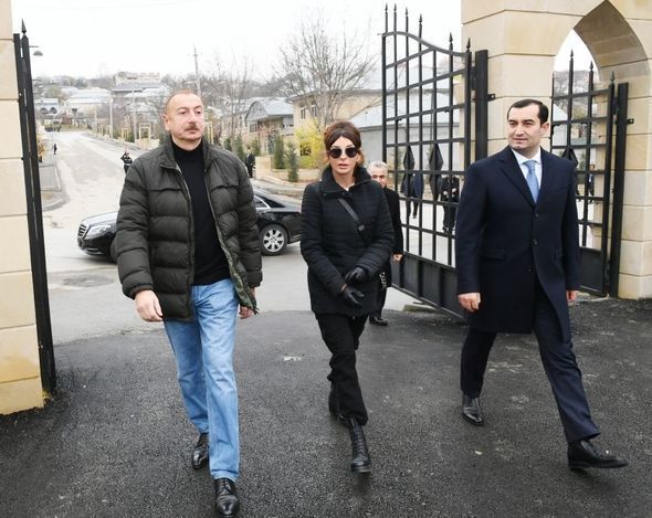 Prezident İlham Əliyev və Mehriban Əliyeva Şahxəndan türbəsinin ətrafında aparılan abadlıq işləri ilə tanış olublar
