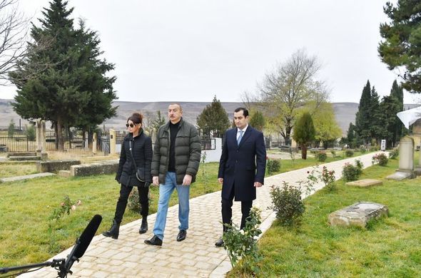 Prezident İlham Əliyev və Mehriban Əliyeva Şahxəndan türbəsinin ətrafında aparılan abadlıq işləri ilə tanış olublar